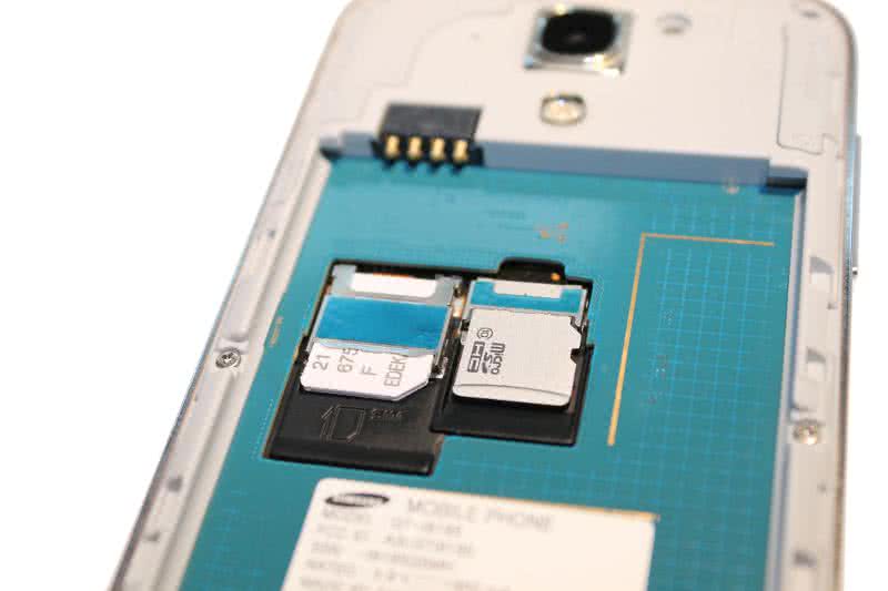 Smartphones mit Micro SD-Karte neben SIM-Karte.